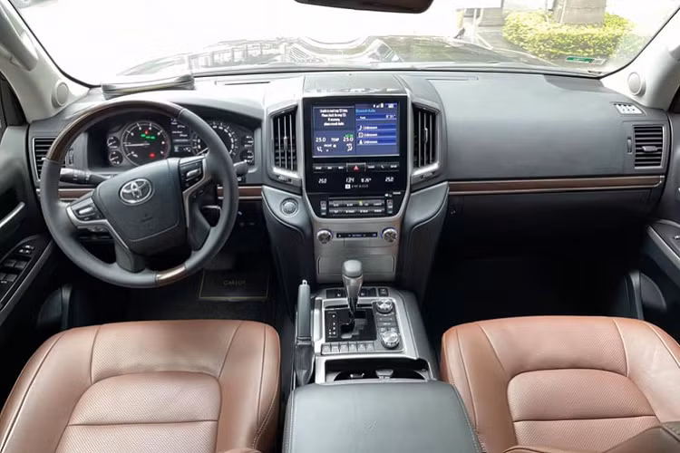 Toyota Land Cruiser VXS này đi kèm với nhiều trang bị cao cấp như hệ thống treo khí hỗ trợ nâng hạ gầm linh hoạt, nhiều tính năng hỗ trợ đi off-road. Nội thất được bọc da cao cấp, trang bị màn hình hiển thị đa thông tin trên màn hình nhỏ ở cụm đồng hồ kiểu analog truyền thống, sử dụng màn hình cỡ lớn 10 inch trung tâm, 14 loa JBL, điều hoà tự động 4 vùng độc lập. 