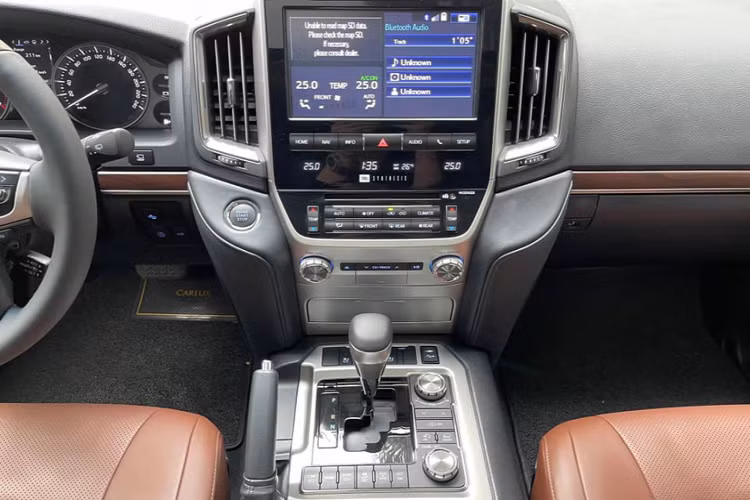 Mặc dù mang “mác” thương hiệu phổ thông, nhưng có một sự thật là Land Cruiser nhập tư thường có giá bán ngang bằng hoặc hơn cả SUV hạng sang. 