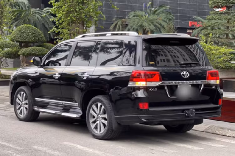 Mặc dù mang “mác” thương hiệu phổ thông, nhưng có một sự thật là Land Cruiser nhập tư thường có giá bán ngang bằng hoặc hơn cả SUV hạng sang. 