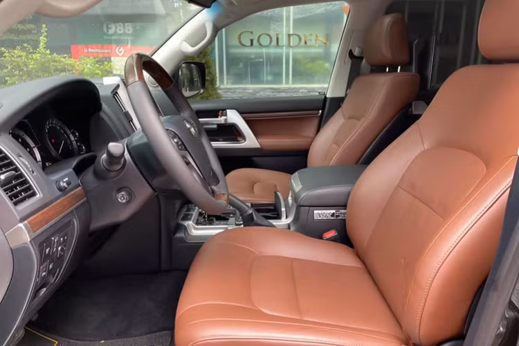 Bên cạnh nhiều trang bị an toàn và hỗ trợ lái hiện đại khác như: Adaptive Cruise Control, cảnh báo trước va chạm, camera 360 độ… Trang bị trên Toyota Land Cruiser VXS hoàn toàn “bỏ xa” Land Cruiser V8 4.6l nhập chính hãng! 