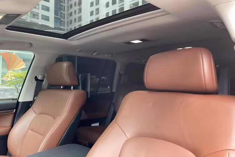 Động cơ V8 5.7L được chia sẻ chung với “người anh em” Lexus LX570 đồng thời mạnh mẽ hơn động cơ V8 4.6L nhập chính hãng. Là dòng sản phẩm dành cho thị trường có khí hậu khắt nghiệt như Trung Đông, Toyota Land Cruiser nhập Trung Đông hoàn toàn phù hợp để vận hành bền bỉ ở thị trường Việt Nam. 