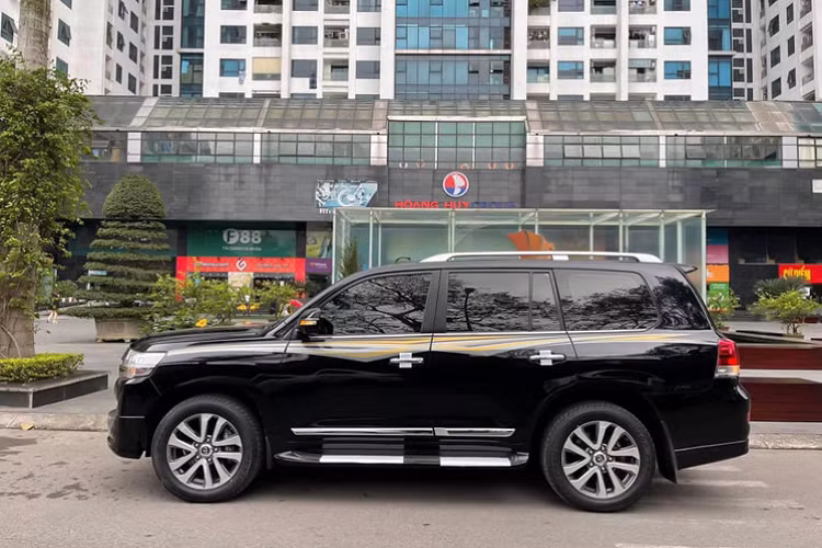 Số đông sẽ “lắc đầu” ngao ngán khi nhìn vào giá bán của Land Cruiser nhập Trung Đông, từ bản VXR MBS đời 2019 có giá 9 tỷ đồng cho đến Land Cruiser máy dầu bản Excalibur nhập Nga đã qua sử dụng được bán lại với giá 6 tỷ đồng. 