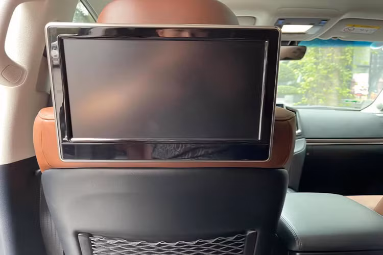 Số đông sẽ “lắc đầu” ngao ngán khi nhìn vào giá bán của Land Cruiser nhập Trung Đông, từ bản VXR MBS đời 2019 có giá 9 tỷ đồng cho đến Land Cruiser máy dầu bản Excalibur nhập Nga đã qua sử dụng được bán lại với giá 6 tỷ đồng. 