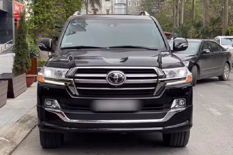 Sau khi lăn bánh khoảng 2.000km – một con số ODO ít ỏi đối với dòng SUV Land Cruiser. Chủ xe quyết định chào bán chiếc Land Cruiser phiên bản VXS đời 2018, bản máy xăng V8 5.7L nhập Trung Đông full options với giá 6,2 tỷ đồng. Có thể thấy chủ xe chịu “lỗ” hơn 500 triệu đồng so với thời điểm lăn bánh đâu đó khoảng 7 tỷ đồng. Nếu không lựa chọn Land Cruiser VXS đời 2021 bản máy xăng 5.7L nhập Trung Đông full options tương tự có giá 8 tỷ, thì lựa chọn Land Cruiser chạy “lướt” này là một gợi ý giúp người mua tiết kiệm kha khá chi phí. 