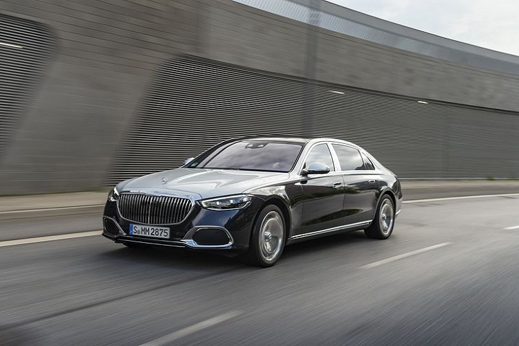 Tại châu Âu, Mercedes-Maybach S-Class 2021 được cung cấp với 2 phiên bản là S580 và S680, trong đó S580 dùng động cơ tăng áp kép V8 4.0L cho công suất 496 mã lực và mô-men xoắn 700 Nm, còn bản S680 sở hữu động cơ tăng áp kép V12 6.0L mạnh tới 603 mã lực và có 900 Nm. Cả 2 đều kết hợp với hộp số tự động 9 cấp và hệ dẫn động 4 bánh toàn thời gian.