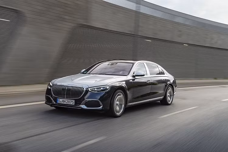 Tại châu Âu, Mercedes-Maybach S-Class 2021 được cung cấp với 2 phiên bản là S580 và S680, trong đó S580 dùng động cơ tăng áp kép V8 4.0L cho công suất 496 mã lực và mô-men xoắn 700 Nm, còn bản S680 sở hữu động cơ tăng áp kép V12 6.0L mạnh tới 603 mã lực và có 900 Nm. Cả 2 đều kết hợp với hộp số tự động 9 cấp và hệ dẫn động 4 bánh toàn thời gian.