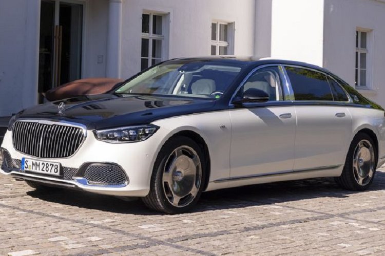 Trình làng từ tháng 11 năm ngoái, Mercedes-Maybach S-Class 2021 mới tự tin là đối thủ xứng tầm của Rolls-Royce Ghost và Bentley Flying Spur. Tại châu Âu, Maybach S-Class 2021 được bán ra với 2 phiên bản là S580 và S680 có giá bán khởi điểm từ 165.000 Euro (khoảng 4,58 tỷ đồng).