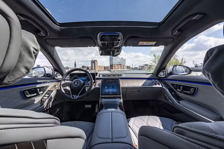 Di chuyển vào bên trong, Mercedes-Maybach S580 và S680 2021 tiếp tục chú trọng vào không gian ở hàng ghế thứ 2 với các ghế ngồi thương gia tích hợp chức năng massage, sưởi, chỉnh điện, ghi nhớ vị trí.