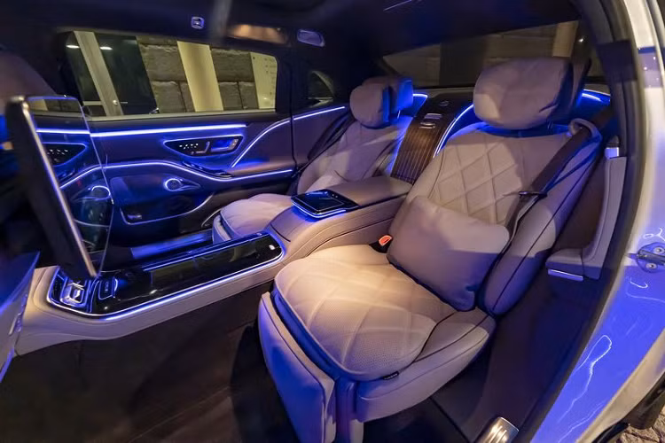 Về diện mạo, Mercedes-Maybach S-Class 2021 sở hữu thiết kế trẻ trung và hiện đại hơn, nổi bật là lưới tản nhiệt thanh dọc độc quyền cùng logo Maybach, hốc hút gió phía trước to bản, nhiều đường viền mạ crome xung quanh xe giúp tăng độ sang trọng của xe, tay nắm cửa ẩn, cửa hít và cửa sổ trời toàn cảnh.