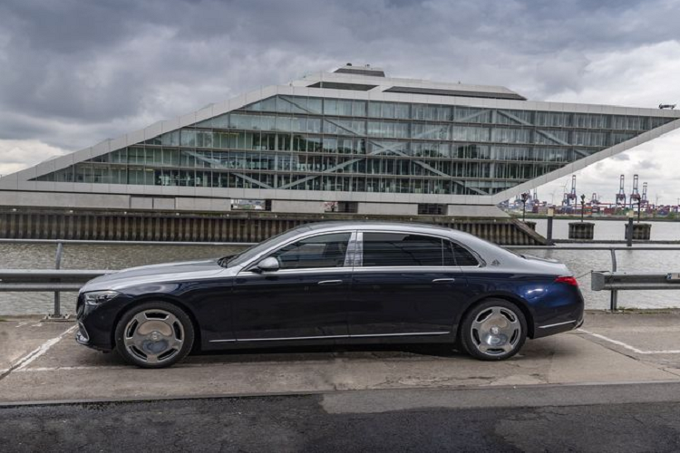 Mercedes-Maybach S-Class thế hệ mới có kích thước dài x rộng x cao lần lượt là 5.469 x 1.920 x 1.508 mm và chiều dài cơ sở 3.395 mm, tăng 180 mm so với trước đây. Nhờ đó mà S-Class 2021 có được khoang cabin rộng rãi hơn hẳn.