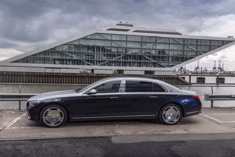 Mercedes-Maybach S-Class thế hệ mới có kích thước dài x rộng x cao lần lượt là 5.469 x 1.920 x 1.508 mm và chiều dài cơ sở 3.395 mm, tăng 180 mm so với trước đây. Nhờ đó mà S-Class 2021 có được khoang cabin rộng rãi hơn hẳn.