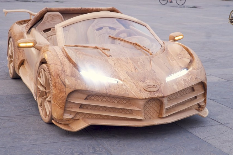 So với Chiron, Bugatti Centodieci sở hữu thiết kế khá khác biệt như lưới tản nhiệt nhỏ hơn, cụm đèn pha LED thanh mảnh, hốc gió mới, bộ chẻ khí trước bằng sợi carbon và bộ vành hợp kim 7 chấu cỡ lớn. Thêm vào đó là cửa mới và thanh ba-bô-lê dành riêng cho siêu xe này.