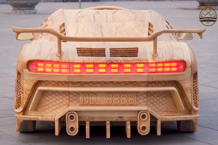 Không chỉ mạnh hơn, Bugatti Centodieci còn nhẹ hơn khoảng 20 kg so với Chiron. Nhờ đó, mẫu siêu xe giới hạn số lượng này có tỷ số công suất/trọng lượng là 1,13 kg/mã lực. Để đạt được điều này, hãng Bugatti đã trang bị nhiều chi tiết siêu nhẹ cho Centodieci như cần gạt nước mưa hay thanh cân bằng đều làm từ sợi carbon.