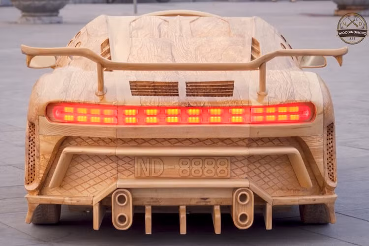 Không chỉ mạnh hơn, Bugatti Centodieci còn nhẹ hơn khoảng 20 kg so với Chiron. Nhờ đó, mẫu siêu xe giới hạn số lượng này có tỷ số công suất/trọng lượng là 1,13 kg/mã lực. Để đạt được điều này, hãng Bugatti đã trang bị nhiều chi tiết siêu nhẹ cho Centodieci như cần gạt nước mưa hay thanh cân bằng đều làm từ sợi carbon.