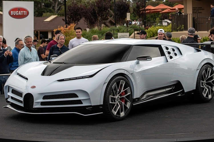 Đằng sau, Bugatti Centodieci được trang bị cánh gió đuôi cố định màu đen cỡ lớn, cụm đèn hậu LED đã thay đổi thiết kế so với Chiron, bộ khuếch tán gió và 4 ống xả hình tròn nằm dọc