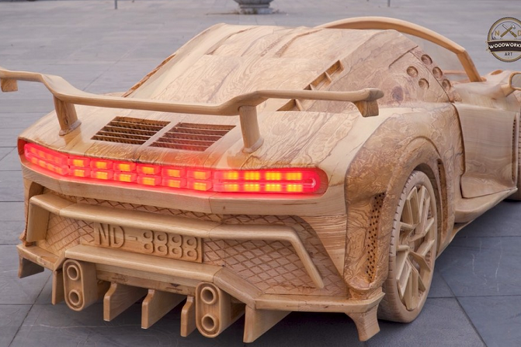 Lần đầu tiên trình làng trong sự kiện Pebble Beach Concours d’Elegance 2019, Bugatti Centodieci được phát triển dựa trên siêu xe Chiron và ra đời nhằm tri ân mẫu EB110 nổi tiếng trong quá khứ. "Trái tim" của Bugatti Centodieci chính là khối động cơ xăng W16, dung tích 8.0 lít và đi kèm 4 bộ tăng áp biểu tượng tương tự Chiron nhưng tạo ra công suất tối đa 1.600 mã lực tại tua máy 7.000 vòng/phút.