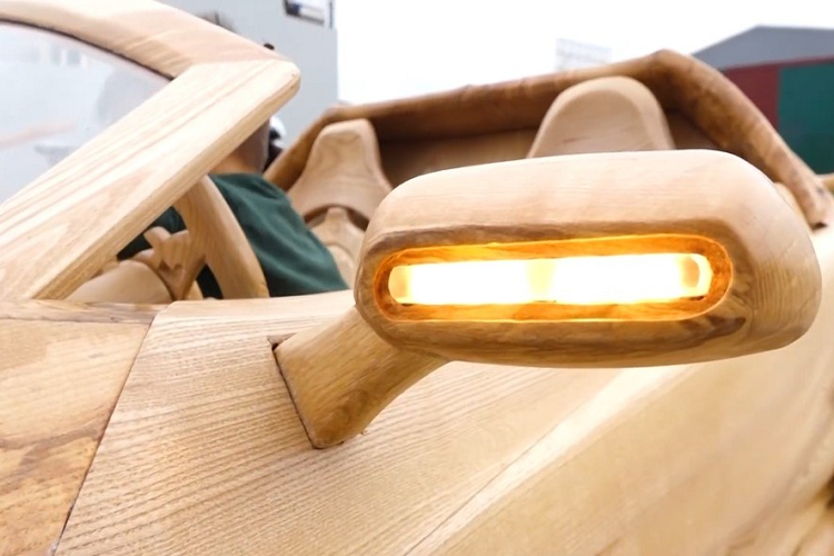 Bên ngoài, chiếc xe bằng gỗ của anh Đạo được đục đẽo tỉ mỉ và có thiết kế khá giống với siêu xe Bugatti Centodieci hàng thật. Tuy nhiên, chiếc Bugatti Centodieci này không được sơn màu. Là xe đồ chơi nhưng chiếc Bugatti Centodieci này vẫn được trang bị đầy đủ đèn pha, đèn báo rẽ trên gương ngoại thất và đèn hậu.