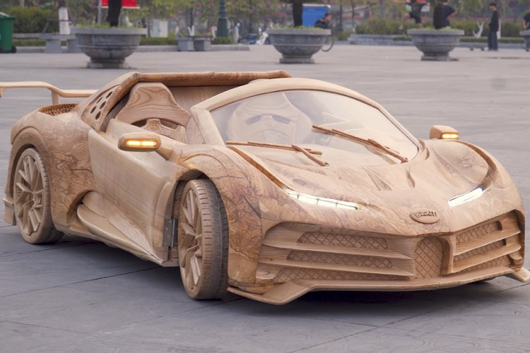 Mới đây, trên kênh YouTube ND – Woodworking Art đã đăng đoạn video quay lại quá trình chế tạo chiếc "siêu xe" Bugatti Centodieci thu nhỏ, làm hoàn toàn bằng gỗ, khiến nhiều người chú ý. Được biết, người đứng đằng sau chiếc Bugatti Centodieci bằng gỗ này là anh Trương Quang Đạo (30 tuổi, trú tại thị xã Từ Sơn, tỉnh Bắc Ninh).