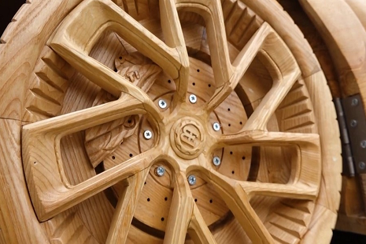 Thêm vào đó là cần gạt nước trên kính lái, bánh xe có thể chạy được và cửa mở ra như bình thường. Bên trong chiếc Bugatti Centodieci bằng gỗ có 2 ghế, vô lăng, cần số, bàn đạp và nút bật đèn. Hiện chưa rõ chi phí cụ thể để tạo ra chiếc Bugatti Centodieci bằng gỗ này. Tuy nhiên, theo anh Đạo, nếu có khách đặt mua, anh sẽ bán với giá khoảng 5.000 USD (hơn 100 triệu đồng).