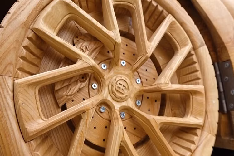 Thêm vào đó là cần gạt nước trên kính lái, bánh xe có thể chạy được và cửa mở ra như bình thường. Bên trong chiếc Bugatti Centodieci bằng gỗ có 2 ghế, vô lăng, cần số, bàn đạp và nút bật đèn. Hiện chưa rõ chi phí cụ thể để tạo ra chiếc Bugatti Centodieci bằng gỗ này. Tuy nhiên, theo anh Đạo, nếu có khách đặt mua, anh sẽ bán với giá khoảng 5.000 USD (hơn 100 triệu đồng).