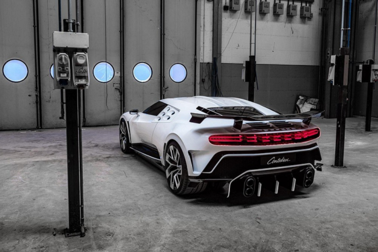 Trên thế giới, chỉ có đúng 10 chiếc siêu xe Bugatti Centodieci và bán ra thị trường với giá lên đến 8,9 triệu USD (khoảng 206 tỷ đồng).