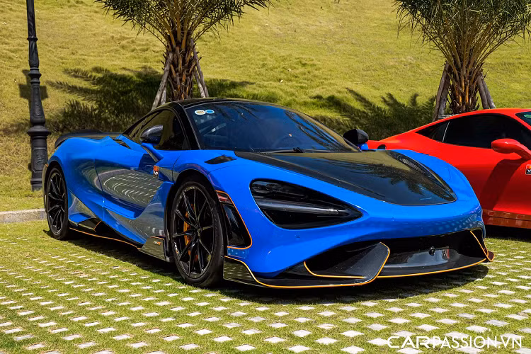 Xe sở chiều dài tổng thể lên đến 4.600 mm, nhỉnh hơn 720S khoảng 56 mm. Cản trước được thiết kế lại, các khe hút gió phía trước được mở rộng triệt để và có vai trò như một cánh chia gió ở phần đầu xe. Ở vị trí hốc bánh trước còn có sự hiện diện của các khe thoát khí làm từ sợi carbon, có tác dụng làm giảm áp suất tạo ra khi xe di chuyển ở tốc độ cao.