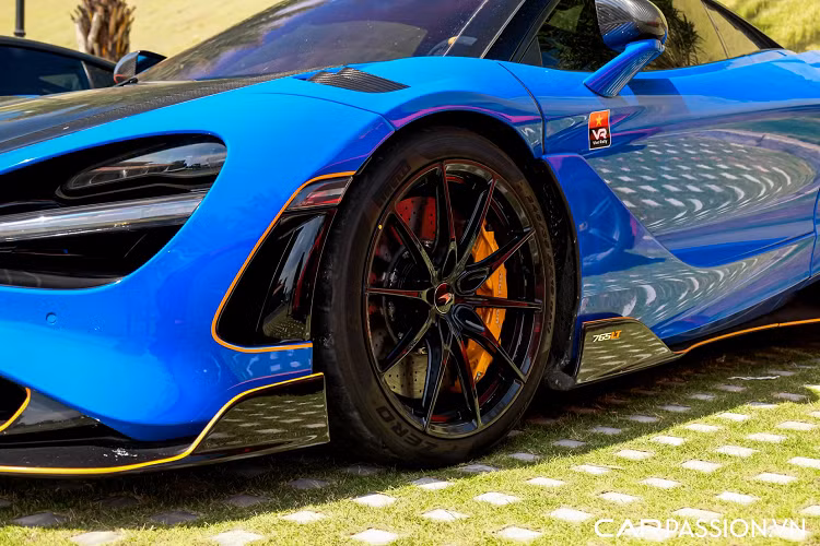 Ước tính, mức giá xe McLaren 765LT trong bài viết này phải trên 30 tỷ đồng tại thị trường Việt Nam. Trên toàn thế giới chỉ có đúng 765 chiếc siêu xe giới hạn McLaren 765LT đước sản xuất, nhưng ở thị trường ôtô Việt đã có tới 4 chiếc được các đại gia đem về.