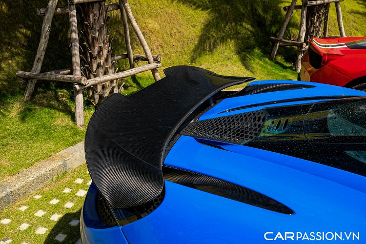 Chi tiết gây tò mò nhất trên chiếc McLaren 765LT màu xanh Paris Blue này nằm ở hệ thống ống xả hiệu năng cao của Novitec Group, đây cũng là chiếc 765LT thứ hai tại Việt Nam được nâng cấp bộ ống xả từ thương hiệu này. Điểm đặc biệt của hệ thống ống xả mới nằm ở việc có cấu tạo từ Inconel - một vật liệu nhẹ hơn cả titanium, ngoài ra còn được mạ vàng mịn 999 giúp hạ mức nhiệt bên trong khoang máy.