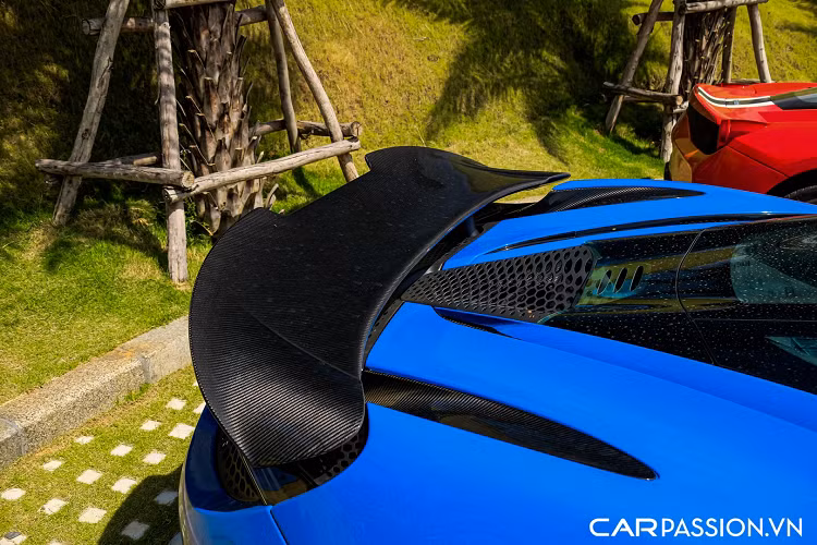 Chi tiết gây tò mò nhất trên chiếc McLaren 765LT màu xanh Paris Blue này nằm ở hệ thống ống xả hiệu năng cao của Novitec Group, đây cũng là chiếc 765LT thứ hai tại Việt Nam được nâng cấp bộ ống xả từ thương hiệu này. Điểm đặc biệt của hệ thống ống xả mới nằm ở việc có cấu tạo từ Inconel - một vật liệu nhẹ hơn cả titanium, ngoài ra còn được mạ vàng mịn 999 giúp hạ mức nhiệt bên trong khoang máy.