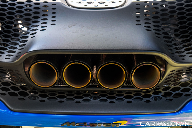 Không chỉ nhẹ hơn về cân nặng, siêu xe McLaren 765LT còn mạnh hơn "đàn anh" 720S. "Trái tim" của siêu xe giới hạn này mặc dù vẫn là khối động cơ V8, tăng áp kép, dung tích 4.0 lít nhưng đã mang đến công suất tối đa 755 mã lực và mô-men xoắn cực đại 800 Nm, tăng 30 Nm.