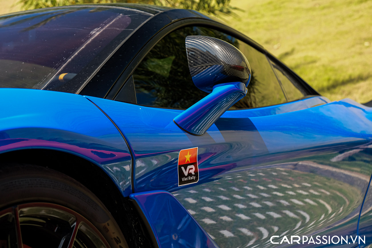 Tương tự phần đầu xe, một số chi tiết như khe dẫn khí hay cánh gió ở khu vực phía sau đều được chủ xe lựa chọn vật liệu sợi carbon siêu nhẹ. Điểm nhấn chính là chiếc cánh gió khí động học bằng sợi carbon của MSO có tác dụng làm tăng độ bám đường cho McLaren 765LT ở tốc độ cao và hỗ trợ tối đa việc hãm phanh. 