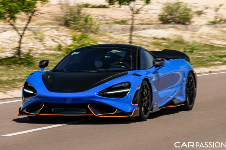 Chính thức ra mắt thế giới vào khoảng đầu năm 2020, McLaren 765LT bản giới hạn được phát triển dựa trên chiếc 720S đã "làm mưa làm gió" trên thị trường xuyên suốt những năm vừa qua. Sự xuất hiện của 765LT đi kèm với một lời tuyên bố từ McLaren rằng đây là phiên bản vượt trội về mặt hiệu năng vận hành so với người anh em 720S - vốn đã là một mẫu siêu xe vô cùng hoàn hảo