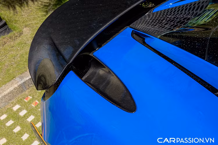 Nhờ vào bộ ghế bằng sợi carbon, 765LT sẽ giảm được 18 kg thay vì sử dụng bộ ghế trên chiếc 720S. Thậm chí hãng xe Anh Quốc còn "mạnh tay" lược bỏ hệ thống điều hòa và âm thanh trên xe nhằm giảm thiểu tối đa cân nặng, tuy nhiên hai chi tiết trên vẫn có thể được trang bị trên xe theo yêu cầu từ phía khách hàng. Xe sử dụng màn hình giải trí 8 inch và hệ thống âm thanh cao cấp của Bowers&amp;Wilkins. 