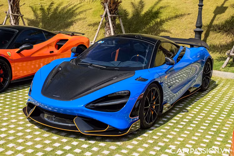 Đây là chiếc siêu xe McLaren 765LT đầu tiên tại Việt Nam đã có biển số trắng. Ngoài ra, còn có 2 đại gia khác tại Việt Nam cũng đang sở hữu siêu xe giới hạn McLaren 765LT nhưng chưa rõ đã ra biển số cho xe hay chưa. Mới đây, chiếc xe McLaren 765LT này đã có hành trình ngắn cùng dàn siêu xe trăm tỷ từ TP HCM đi Mũi Né. 
