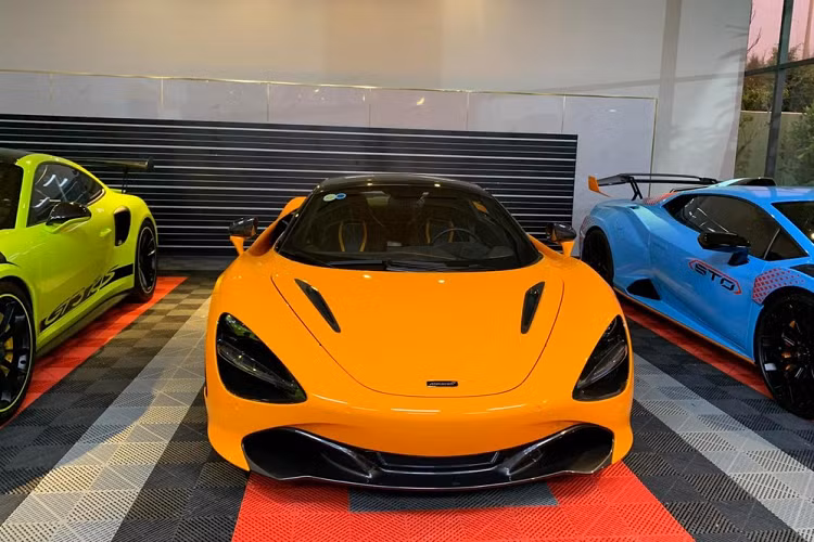 Về siêu xe mui trần McLaren 720S Spider, xe sở hữu khối động cơ xăng V8, dung tích 4.0 lít, tăng áp kép, cho công suất tối đa 700 mã lực và mô-men xoắn cực đại 769 Nm. Sức mạnh được truyền tới bánh thông qua hộp số tự động 7 cấp.