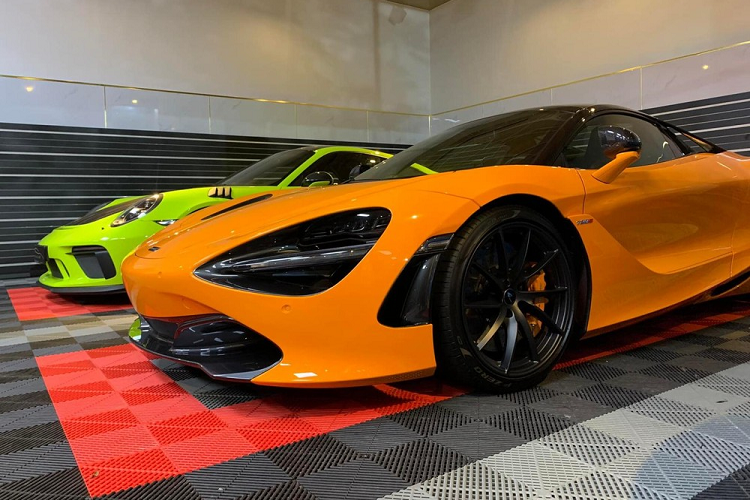 Phiên bản McLaren 720S Spider có khả năng đua nước rút từ vị trí xuất phát lên 100 km/h chỉ trong thời gian 2,9 giây trước khi đạt vận tốc tối đa 325 km/h nếu xe mở mui và đóng mui lại có thể đạt con số 341 km/h. Siêu xe mui trần McLaren 720S Spider có giá bán tại dải đất hình chữ S này trên 23 tỷ đồng, mức giá này chưa bao gồm chi phí ra biển số.