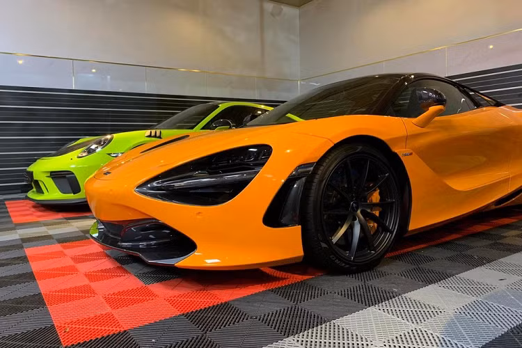 Phiên bản McLaren 720S Spider có khả năng đua nước rút từ vị trí xuất phát lên 100 km/h chỉ trong thời gian 2,9 giây trước khi đạt vận tốc tối đa 325 km/h nếu xe mở mui và đóng mui lại có thể đạt con số 341 km/h. Siêu xe mui trần McLaren 720S Spider có giá bán tại dải đất hình chữ S này trên 23 tỷ đồng, mức giá này chưa bao gồm chi phí ra biển số.