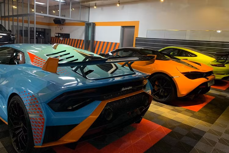 Trải nghiệm trên siêu xe Lamborghini Huracan STO cho thấy xe có 3 chế độ lái đặt tên hoàn toàn xa lạ với các mẫu xe cùng nhà, đầu tiên là STO mang đến cảm giác lái tốt nhất khi xe đi trên phố, tiếp theo đó là Trofeo tập trung vào các thông số để đua và cuối cùng là Pioggia giúp chủ nhân an tâm chạy xe dưới trời mưa. 