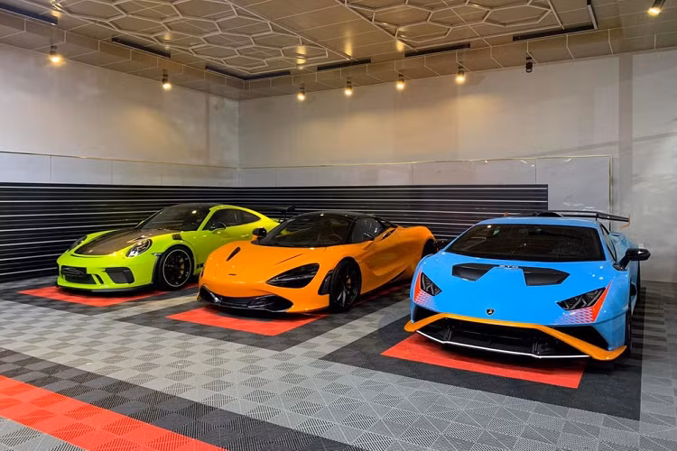 Siêu xe Lamborghini Huracan STO có giá xuất xưởng trên 8 tỷ đồng và hiện tại, để mua siêu bò tót này, khách cần chi hơn 2 tỷ đồng để nhanh chóng nhận bàn giao xe. Ước tính, giá lăn bánh Lamborghini Huracan STO tại Việt Nam nếu ra biển trắng phải trên 38 tỷ đồng.