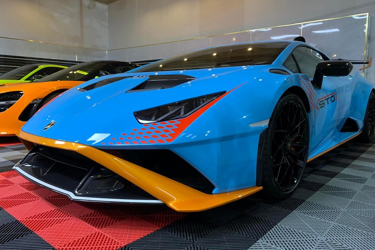 Lamborghini Huracan STO sở hữu khối động cơ V10, dung tích 5.2 lít, sản sinh ra công suất tối đa 640 mã lực, mô-men xoắn cực đại chỉ 565 Nm. Siêu xe Lamborghini Huracan STO tăng tốc từ vị trí xuất phát lên 100 km/h chỉ trong thời gian 3 giây, trước khi đạt vận tốc tối đa 310 km/h.