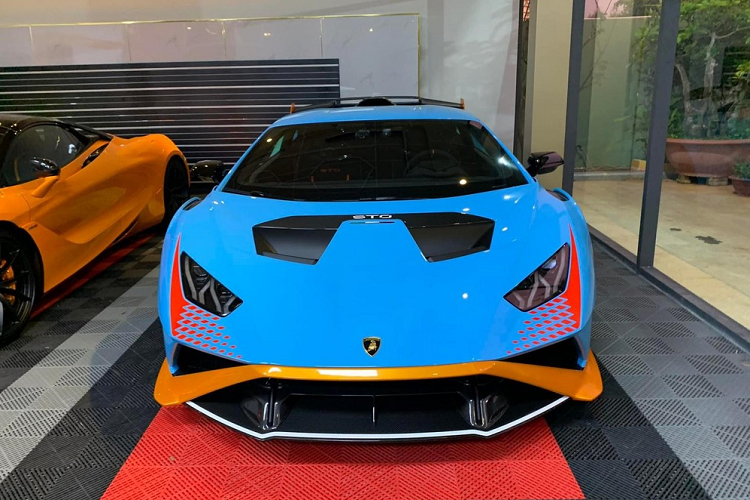 Đắt, đỉnh và ấn tượng nhất trong garage siêu xe hơn 80 tỷ đồng của doanh nhân đến từ tỉnh Bà Rịa - Vũng Tàu phải kể đến siêu bò Lamborghini Huracan phiên bản Super Trofeo Omologata hay còn gọi là STO, 1 biến thể xe đường phố bước ra từ đường đua.