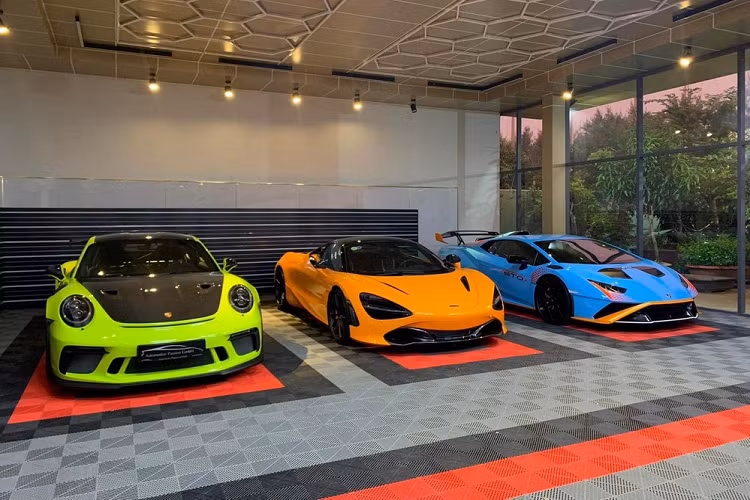 Mới đây, trên mạng xã hội đã lan truyền những thông tin cũng như hình ảnh chụp lại garage siêu xe đắt tiền của một đại gia đến từ tỉnh Bà Rịa - Vũng Tàu đã thu hút sự quan tâm của cộng đồng mạng. Không quá khó để nhận ra bộ ba siêu xe này đều là các chiến mã trong đua drag và giới mê xe cho rằng, xe mui trần Ferrari SF90 Spider hay Mercedes-AMG GT Black Series là sự bổ sung rất chất cho garage của doanh nhân này, tuy nhiên, mỗi người sẽ có cách chơi khác nhau.