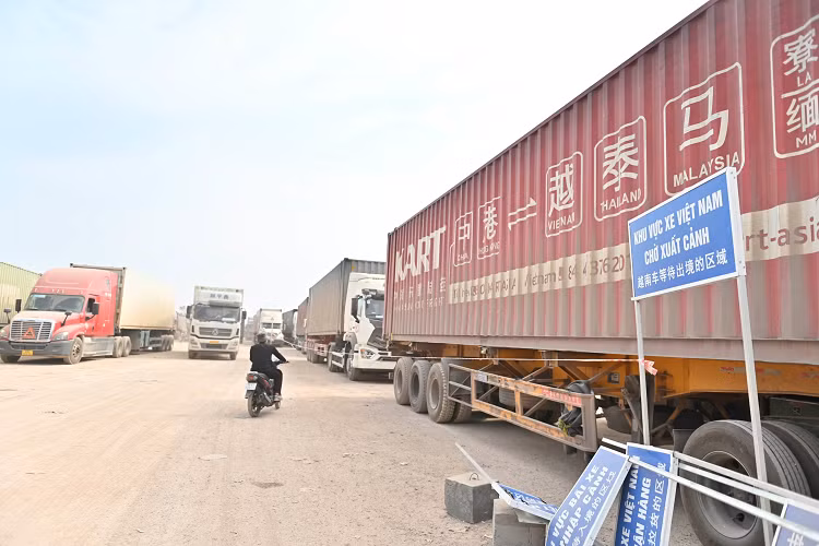 Nghin xe container tac o cua khau: Va vat ve duong cho thong hang-Hinh-5