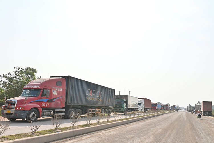 Nghin xe container tac o cua khau: Va vat ve duong cho thong hang