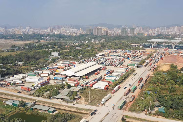 Nghin xe container tac o cua khau: Va vat ve duong cho thong hang-Hinh-2