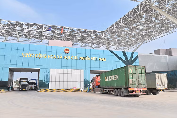 Nghin xe container tac o cua khau: Va vat ve duong cho thong hang-Hinh-4