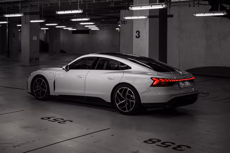 Tương tự Taycan, Audi e-tron GT được trang bị 2 động cơ điện bố trí ở 2 trục để tạo thành hệ dẫn động AWD, đi cùng hộp số 2 cấp để tối ưu hiệu năng vận hành. Bản tiêu chuẩn có công suất 476 mã lực và mô-men xoắn 630 Nm, trong khi thông số của bản RS là 589 mã lực, 830 Nm. Với chế độ overboost, Audi RS e-tron GT chỉ cần 2,5 giây để tăng tốc 0-100 km/h.