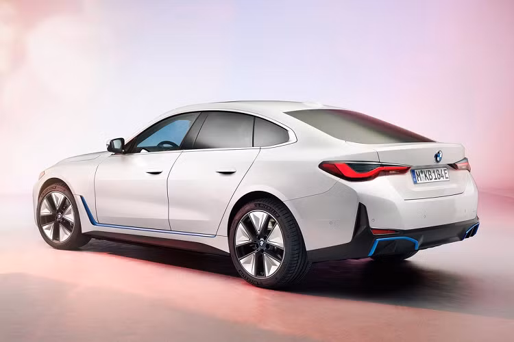 BMW cho biết i4 có tổng công suất vào khoảng 523 mã lực (390 kW) cùng khả năng tăng tốc 0-100 km/h trên dưới 4 giây. Theo tiêu chuẩn thử nghiệm WLTP, BMW i4 có phạm vi hoạt động tối đa lên đến 590 km. Chi tiết về thông số kỹ thuật sẽ được công bố khi i4 bán ra thị trường vào cuối năm nay.