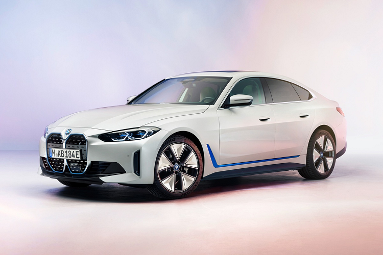 Thông tin ban đầu về BMW i4 chạy điện vừa được công bố cách đây 2 tuần. Mẫu sedan chạy điện đầu tiên của BMW được xếp vào nhóm sản phẩm Gran Coupe 4 cửa với phong cách thiết kế hiện đại và thể thao. Đối thủ cạnh tranh của BMW i4 được cho là Tesla Model 3 hay Polestar 2.