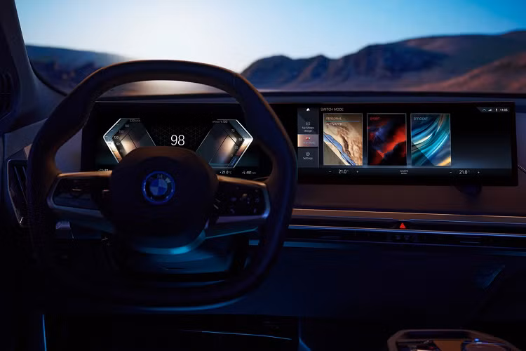 Hãng xe Đức chưa hé lộ hình ảnh nội thất i4, nhưng có thể dự đoán mẫu sedan chạy điện của BMW sẽ có khoang lái tương tự mẫu iX. Trong đó, hệ thống thông tin giải trí iDrive thế hệ mới nhất bao gồm 2 màn hình kỹ thuật số nối liền nhau giống với xe Mercedes-Benz, còn vô-lăng và cụm điều khiển trung tâm có thiết kế tối giản.